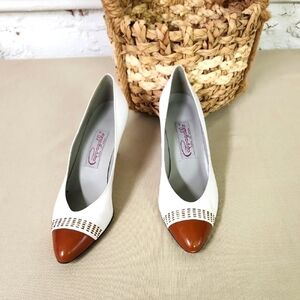 Pappagallo Made In Spain White and Brown Women's Pumps 1980s/90s Size 8M